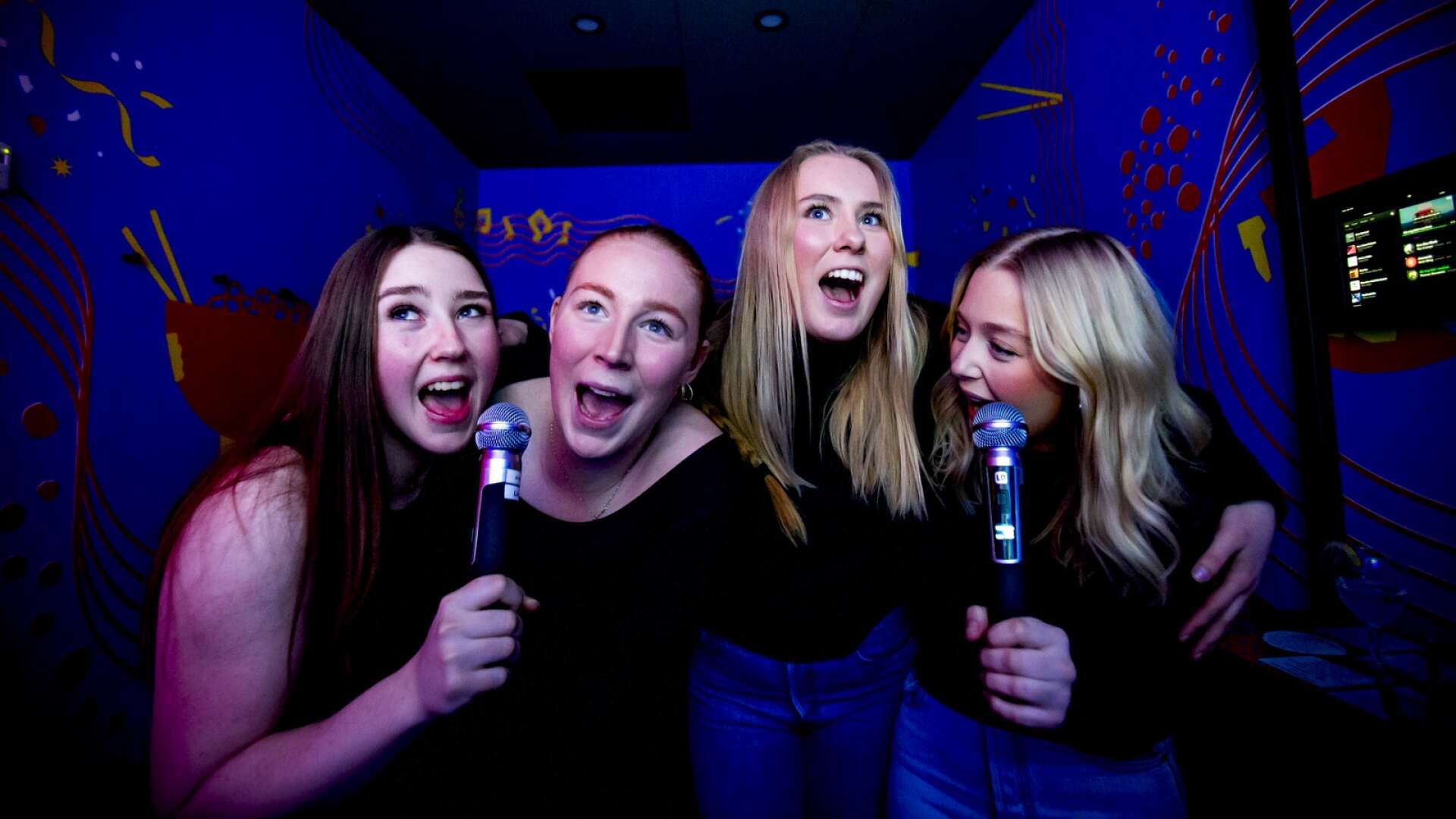 Maja Persson, Alva Andreasson, Elin Lindberg och Alice Sundberg inviger ett av Sing Sing Karaokes 12 rum. 