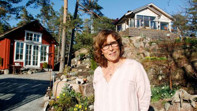 Paula och Olle Warg bor i Sjövik utanför Åmål. De köpte ett litet hus 2013 och har renoverat och byggt vidare sedan dess. Paula Warg har steg för steg förvandlat igenvuxet berg till spännande trädgård i en ständigt pågående process.