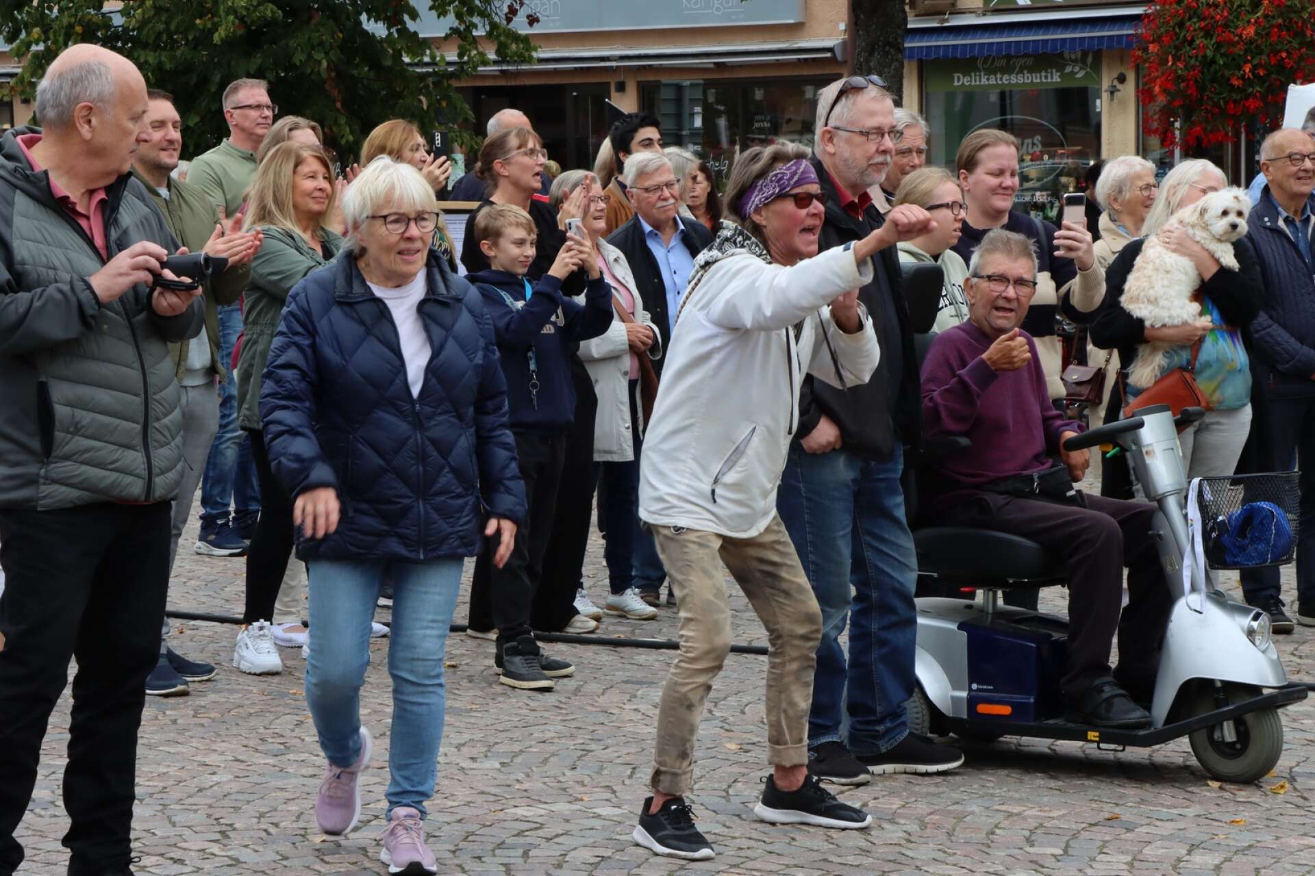 Publiken gillade det de såg och hörde då det bjöds in till Kulturkollision i Karlskoga centrum.
