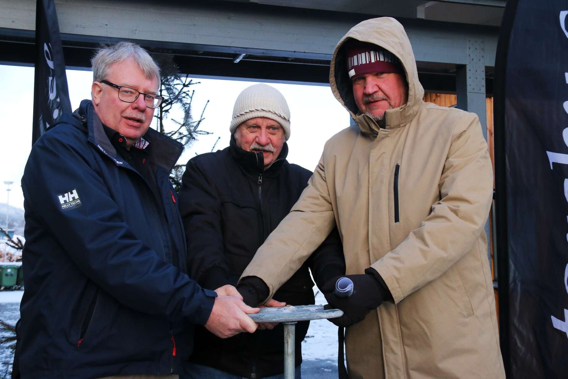 Kommunstyrelsepolitikerna Ronnie Walfridsson (M), Torbjörn Olsson (SD) och Peter Jonsson (S) vred symboliskt på kranen för att förkunna reningsverket som invigt.