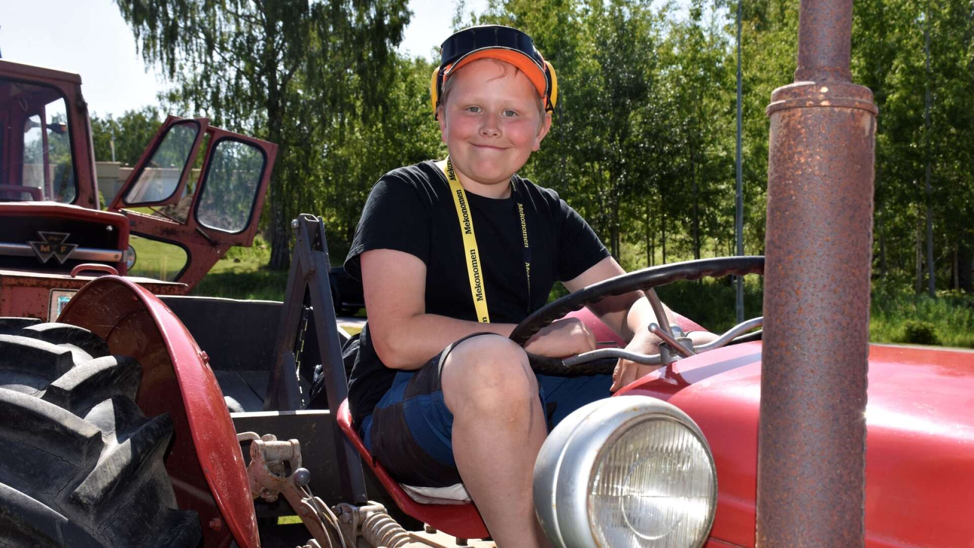 Under lördagen samlades veterantraktorer och motorälskare i Gunnarskog. Tioårige Sven Edman förgyllde sin lördag med traktorer och födelsedagskalas. 