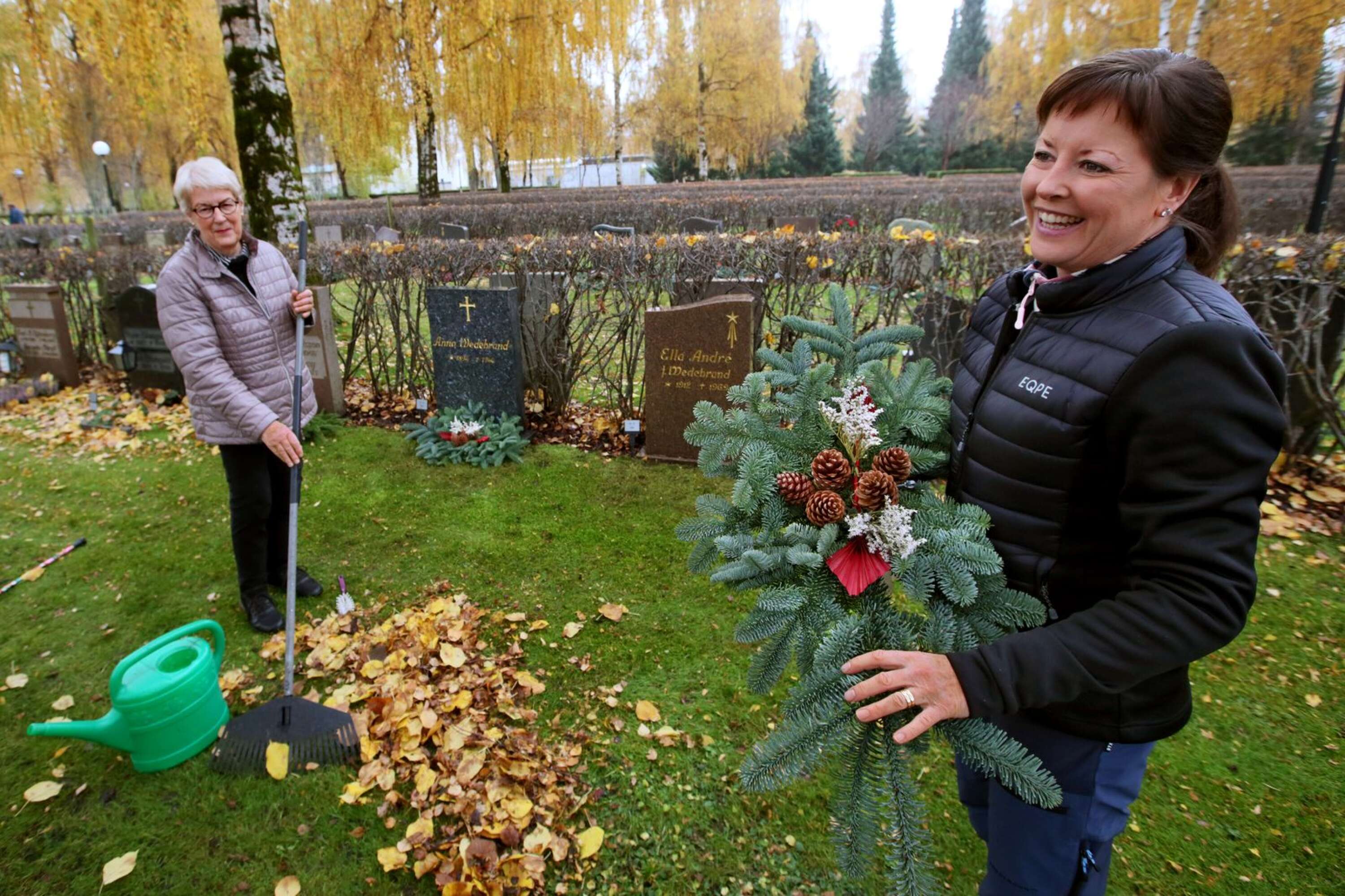 Laila och Kristina Wedebrand har som tradition att innan allhelgonahelgen åka runt till deras släktingars gravar, för att göra dem fina.