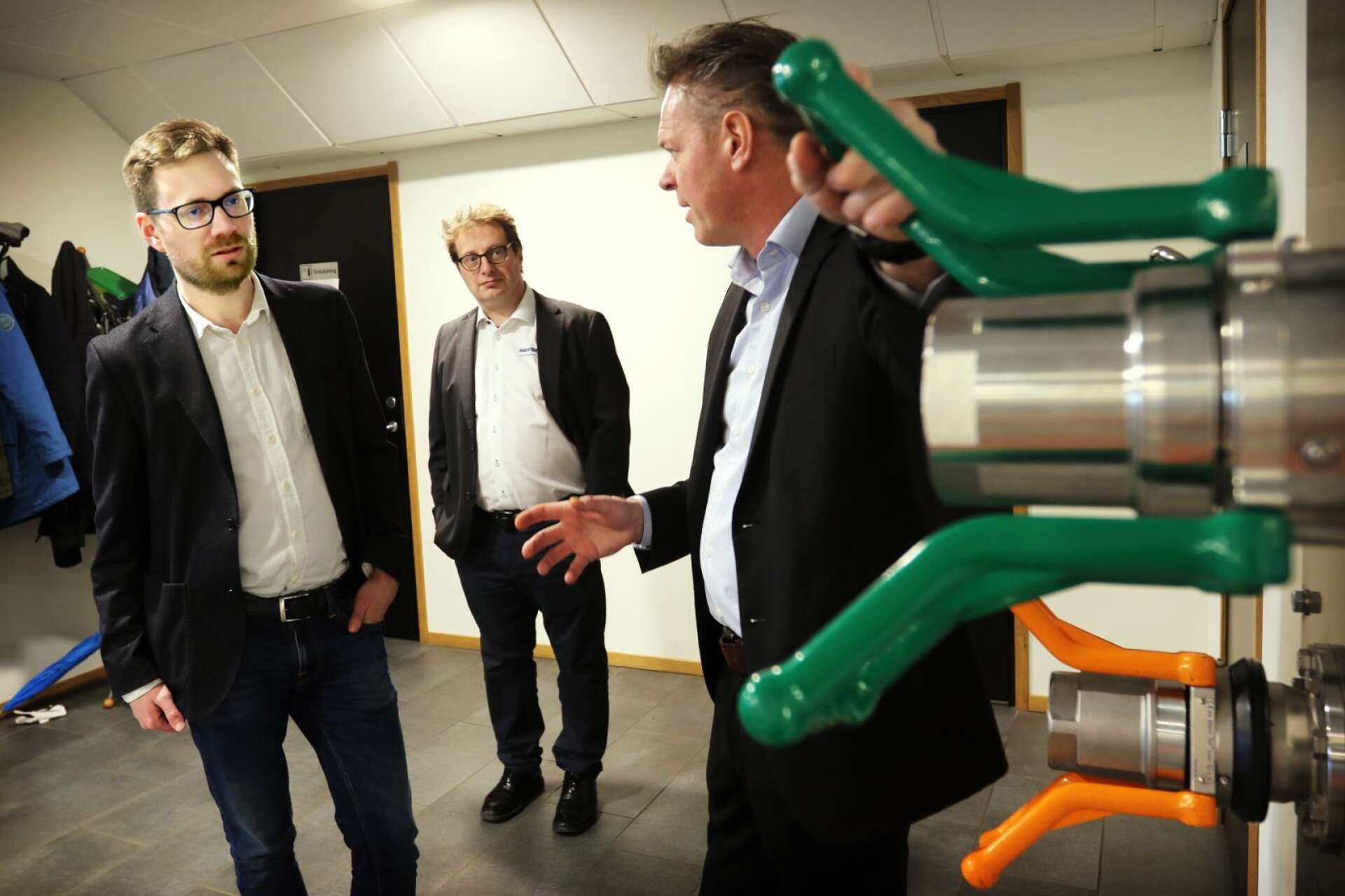 Hampus Hagman (KD) (till vänster) besökte Manntek under måndagen. Här får han information av företagets vd Markus Bäckström (till höger) samt vice vd Mikael Welin.
