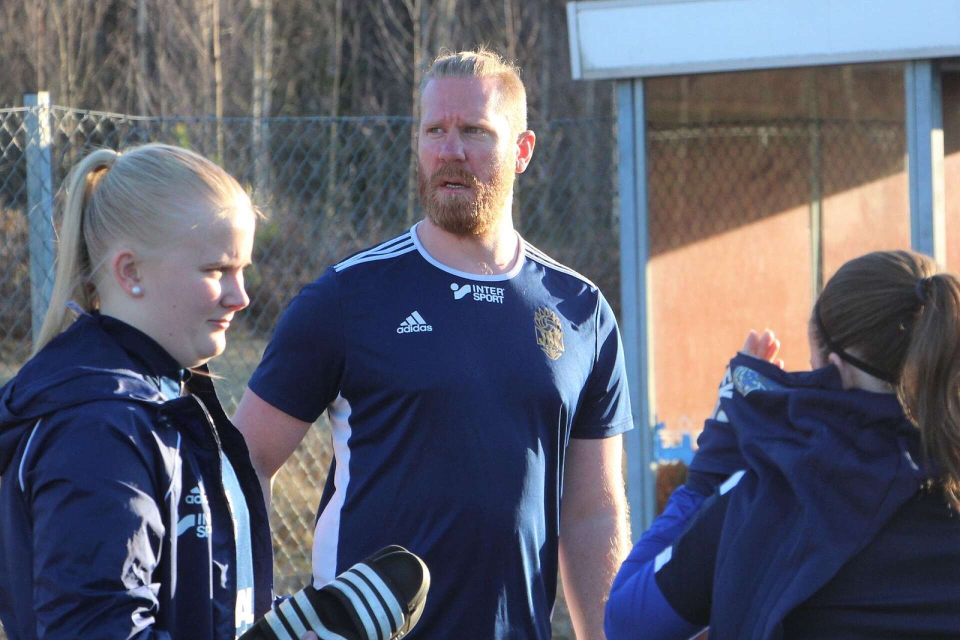 Jonas Björk går in på sin tredje säsong som tränare för Jula BK:s damer.