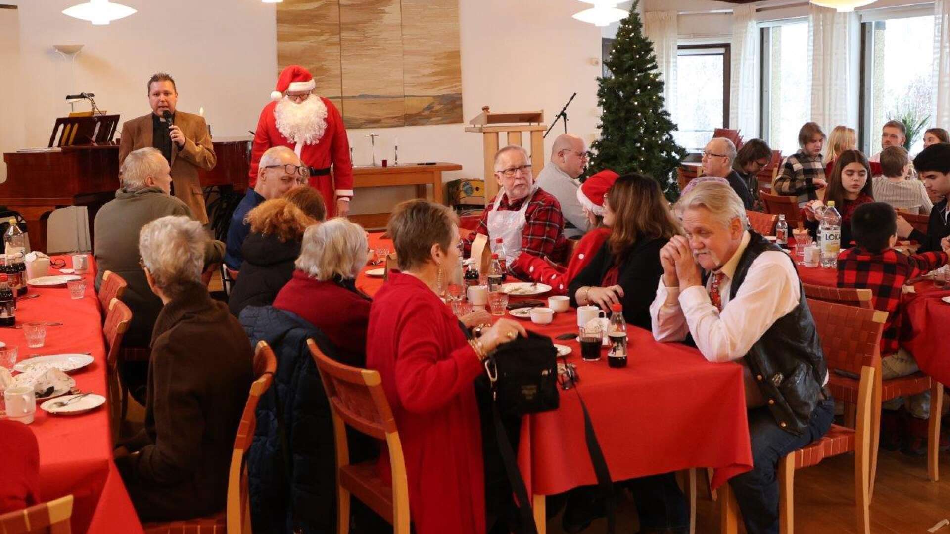 På kyrkornas Jul i gemenskap i Tibro samlades många som ville umgås och äta gott tillsammans. Prästen Sami Kaukonen välkomnade även tomten till festen.