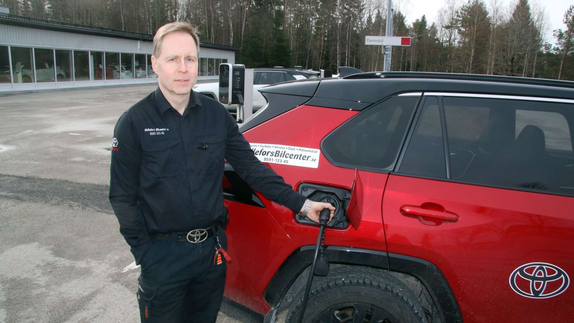 Pierre Ståhl arbetar med försäljning på Hellefors Bilcenter. 