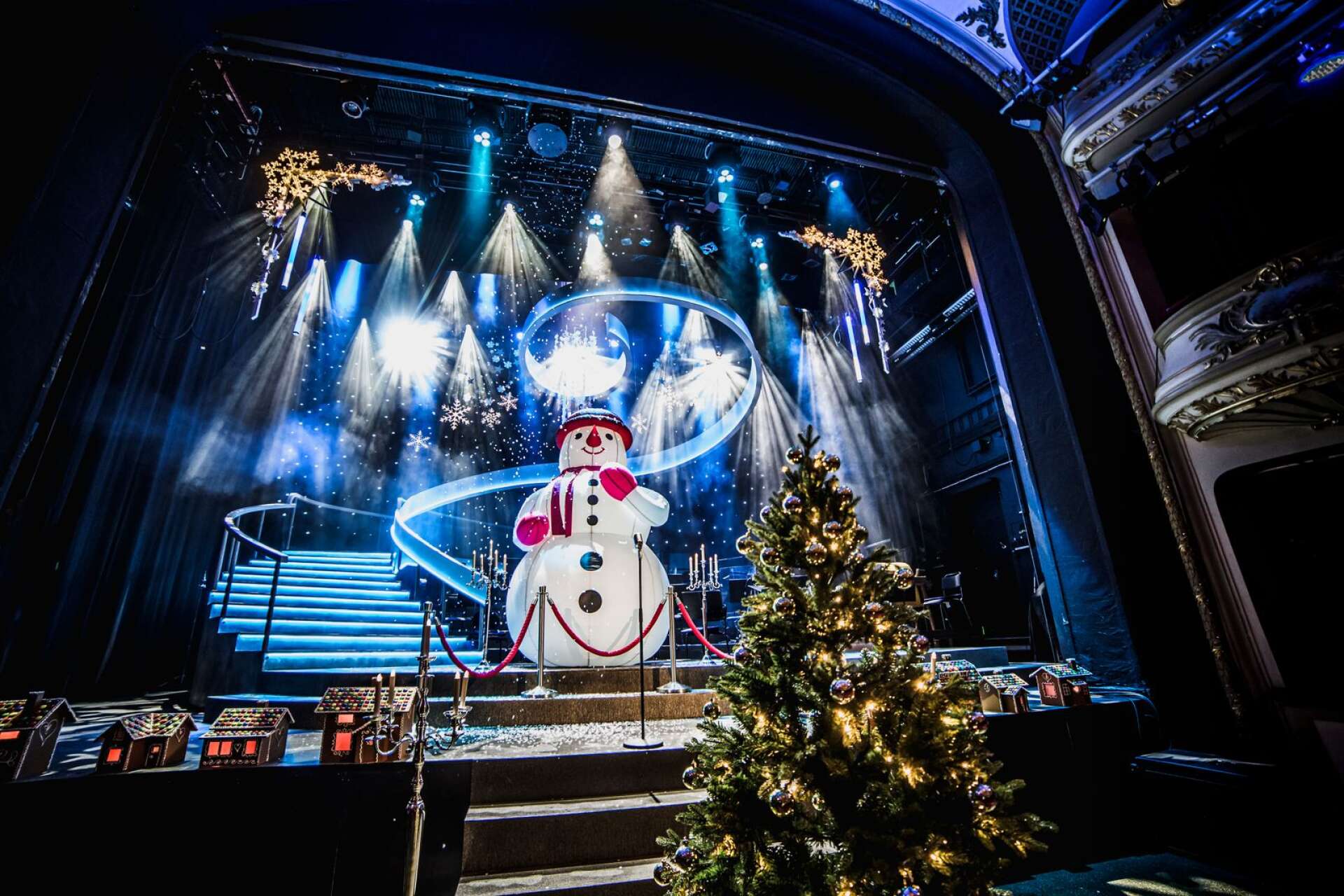 Julvandringen går genom ett julpyntat och sagovärldsbetonat operahus.