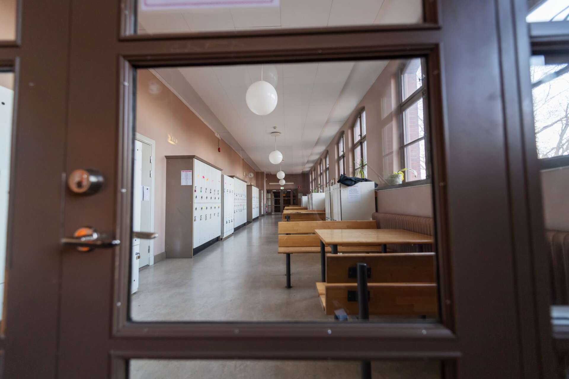 En kvinna åtalas för ringa misshandel och övergrepp i rättssak efter en händelse på en gymnasieskola i Kristinehamn förra året. Genrebild.