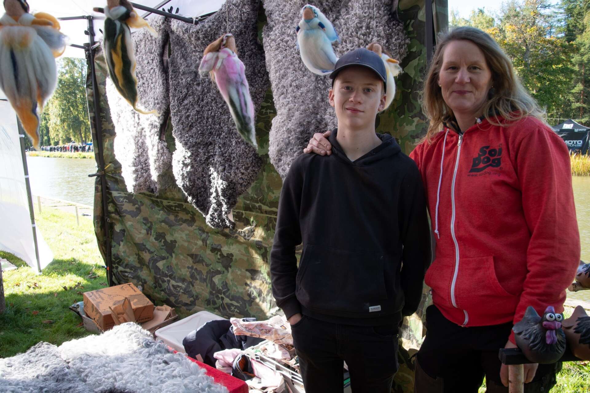Victoria Johansson från Finnerödja och hennes son säljer bland annat fårskinn och stakethöns..
