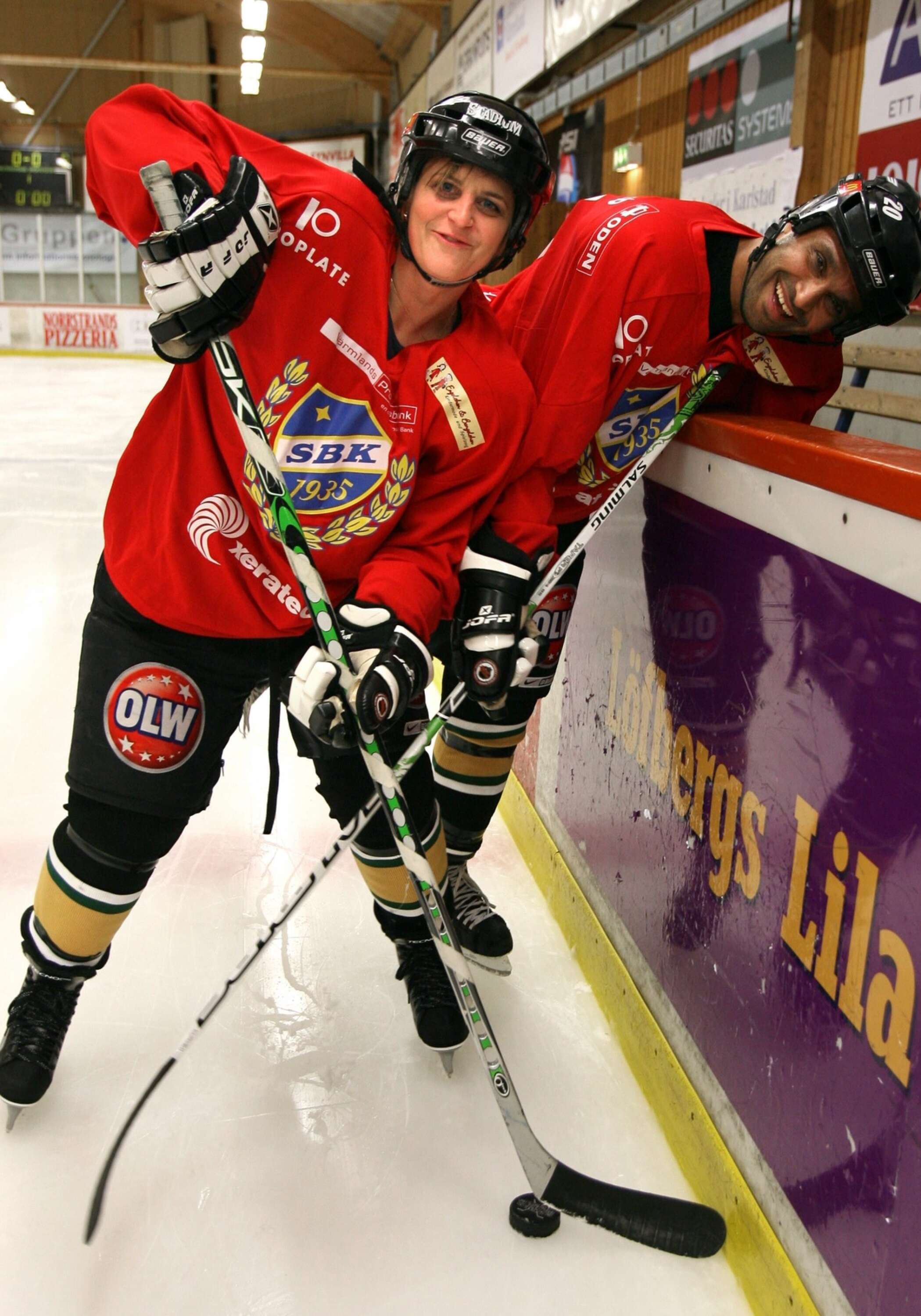 Tina Thörner försökte lära sin förare Nasser Al-Attiyah från Qatar att spela hockey i samband med Svenska rallyt 2008.