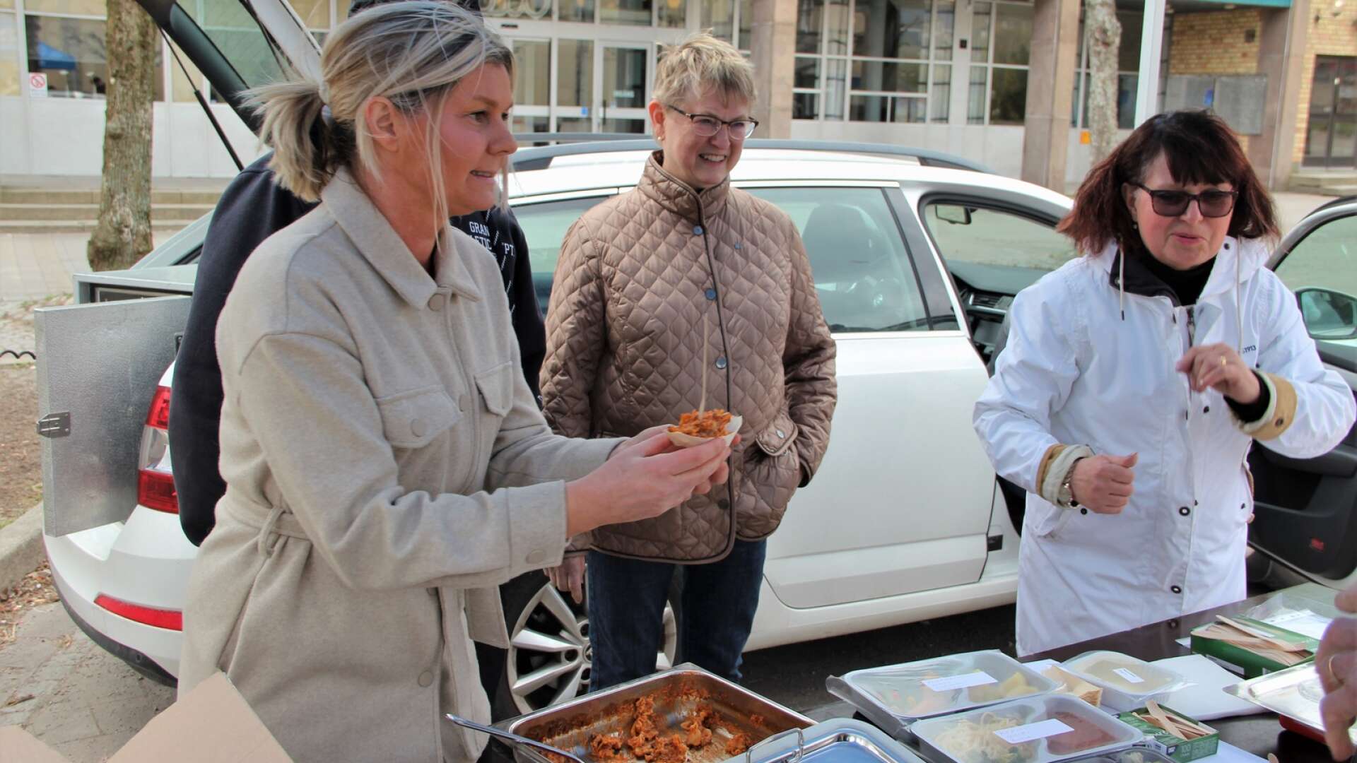 Anita Bohlin-Neuman (V) i samband med att smakportioner från äldrevårdens mat delades ut på torget. På bild även Linda Dagerbäck, kökschef, och Birgitta Höijer (C).