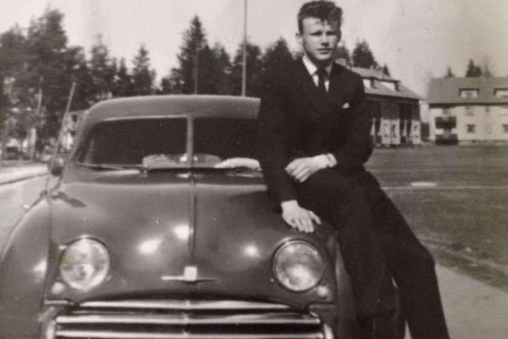 Åke I Andersson som 18-åring när han just hade köpt sin första bil, som naturligtvis var en Saab. &quot;En grön Saab 92:a av årsmodell 1950&quot;, minns Åke I Andersson.