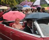Hanna von Dolwitz och Erik Hejll anlände till Baldersnäs i öppen bil och var utrustade med dagens mest populära attribut – paraplyet.