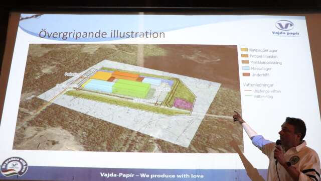 Vd Mark Watkins presenterade planerna på en ny pappersfabrik i Otterbäcken på ett möte i våras. 