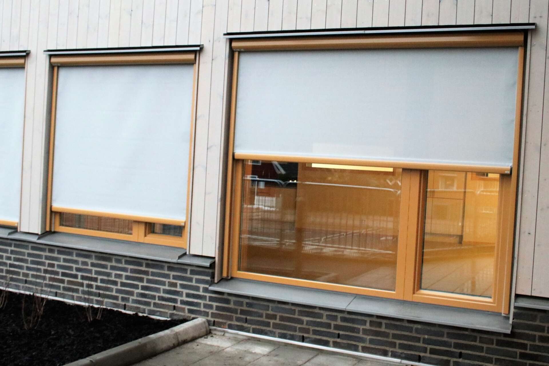 Fönstren har utrustats med vertikalmarkiser för solavskärmning.
