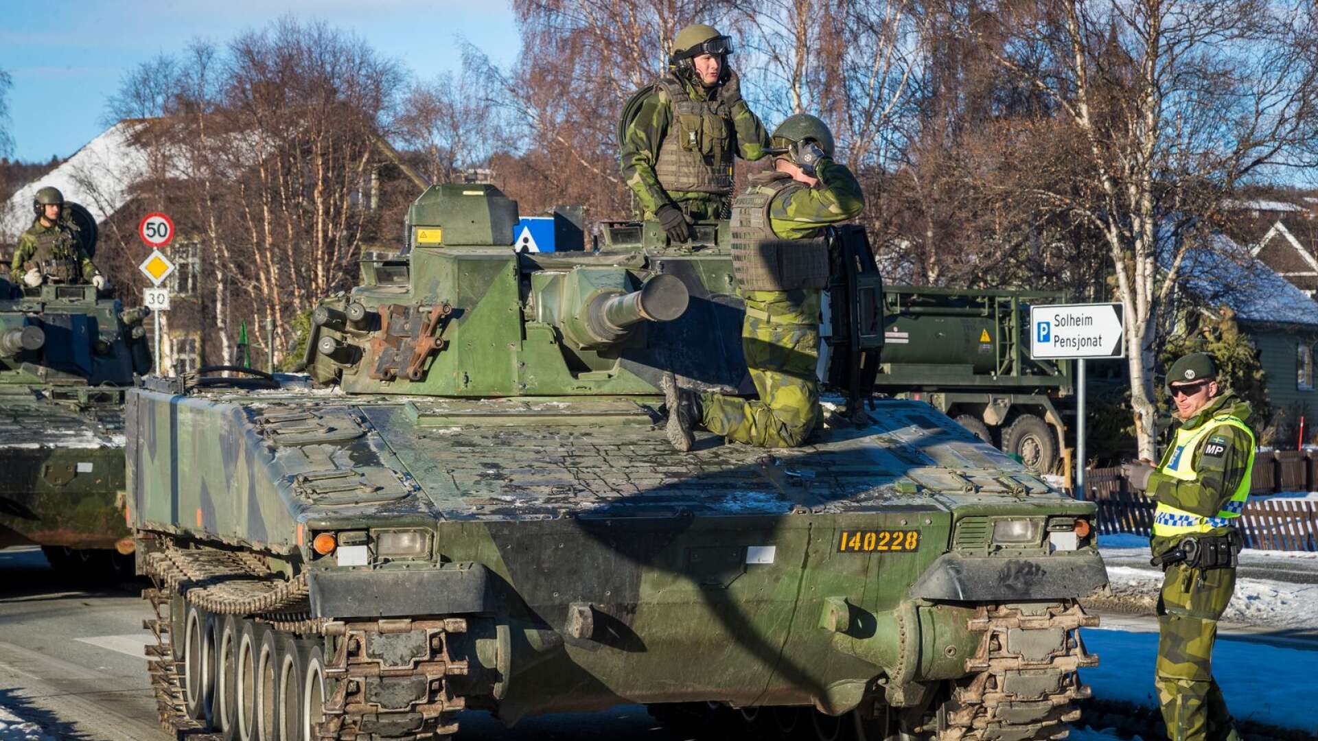 Svenskt stridsfordon 90 kör genom Røros i samband med övningen Trident Juncture.