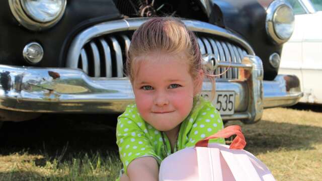 Fyraåriga Maria har åkt från Norge för att vara med på Summer meet i Karlskoga, den första träffen någonsin för den unga bilentusiasten.