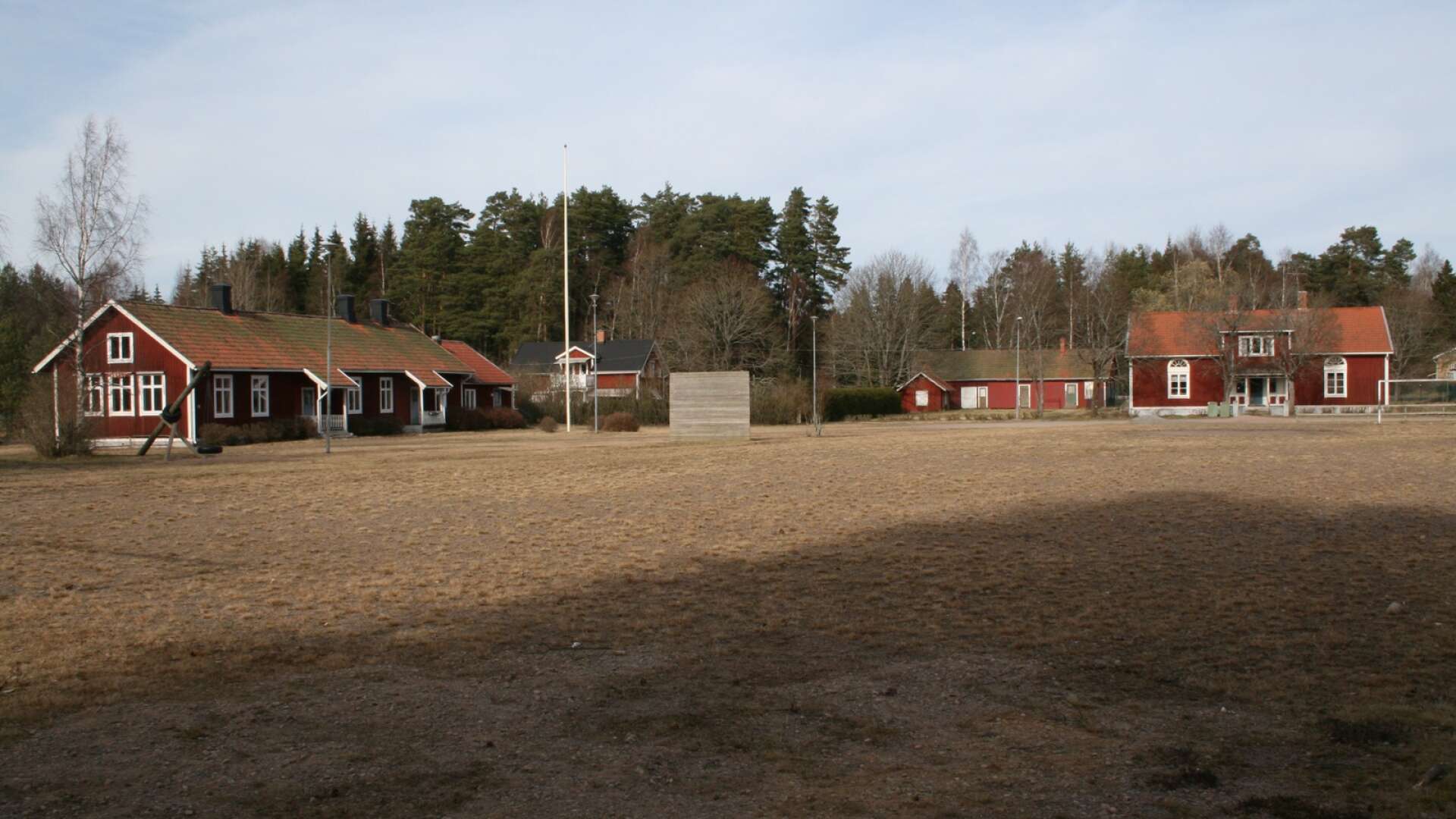 Här på den gamla skolgården i Nybble kan en ny skola byggas, anser företrädarna för bygden.