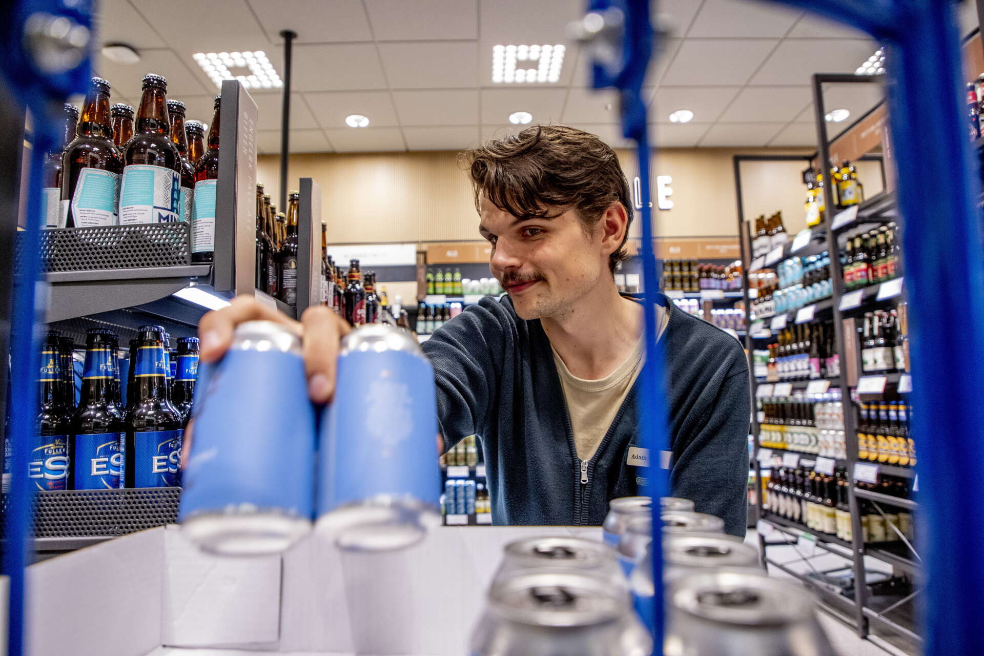 Systembolaget har öppnat en specialbutik för öl i Göteborg för att möta det ökade intresset för öl. Adam Bäck-Thorén fyller på sortimentet med 1 100 olika sorters öl.