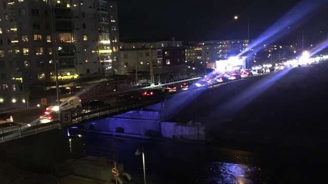 Långa köer på Hammaröleden på fredagseftermiddagen efter en olycka mellan två bilar.