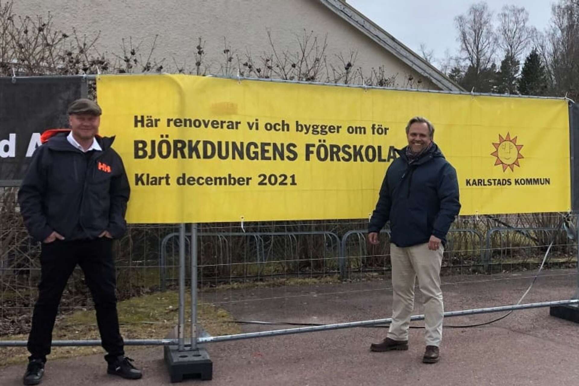 Henrik Lander (C) och Niklas Wikström (L) framför arbetsområdet vid Björkdungens nya lokaler.