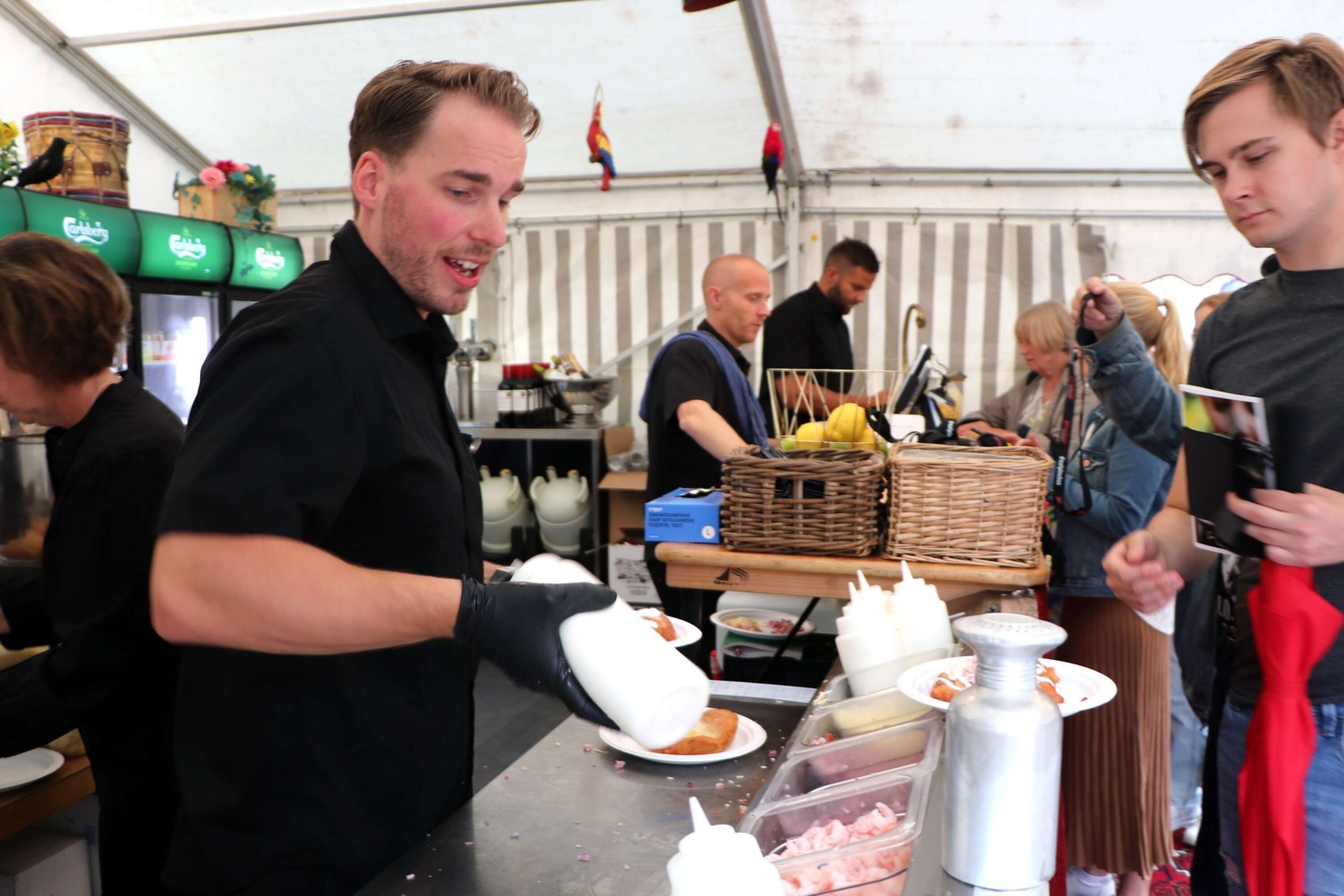Förra årets Matfestival - Martin Karlgren serverade langos i Pinchos tält. 