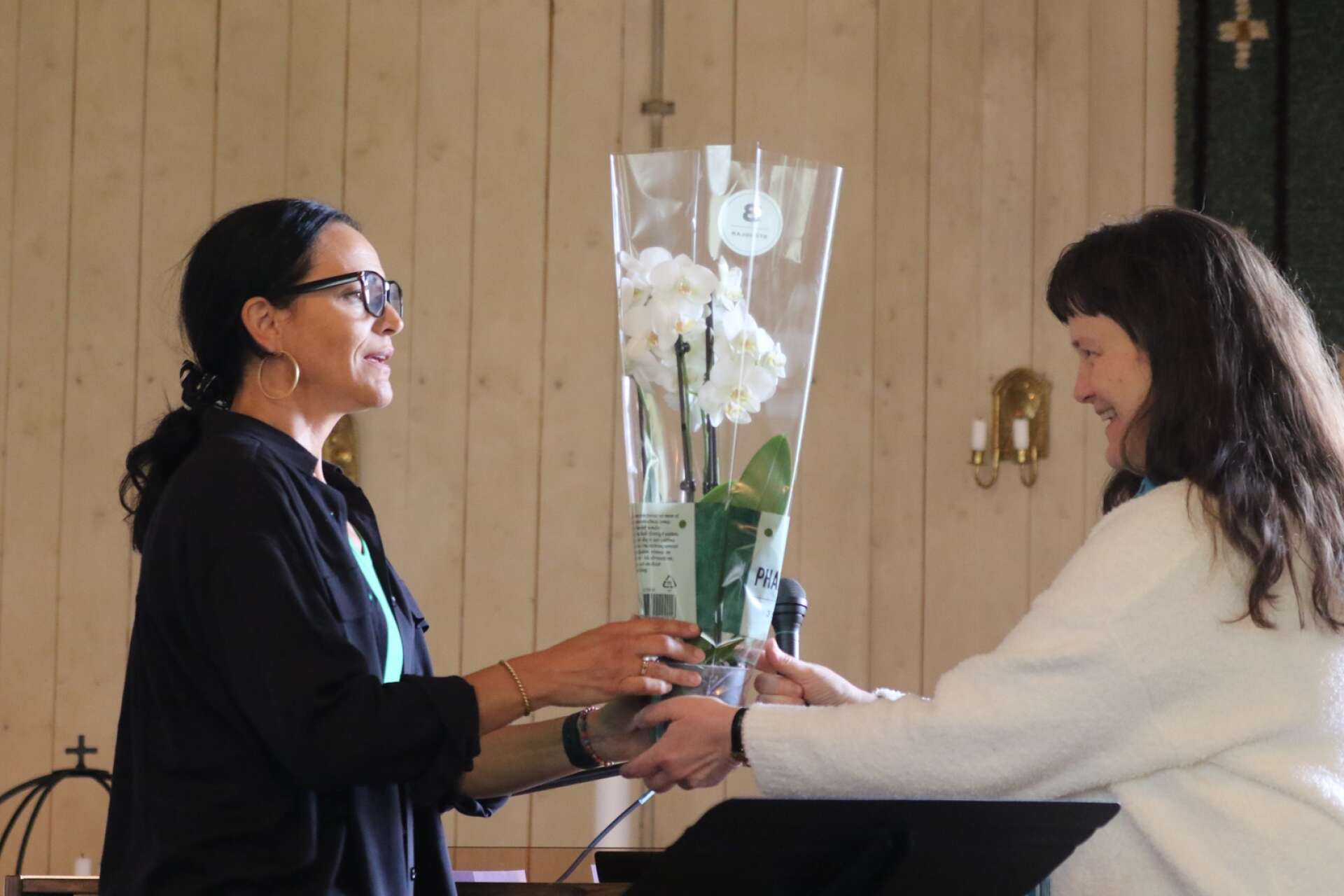 Kerstin Ryhed fick blommor av Katre Lehtsaar-Helmersson som tack.