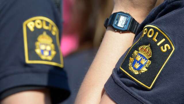 En man i 25-årsåldern greps fredagen den 26 augusti efter att ha slagit en kvinna på busstationen i Mariestad.