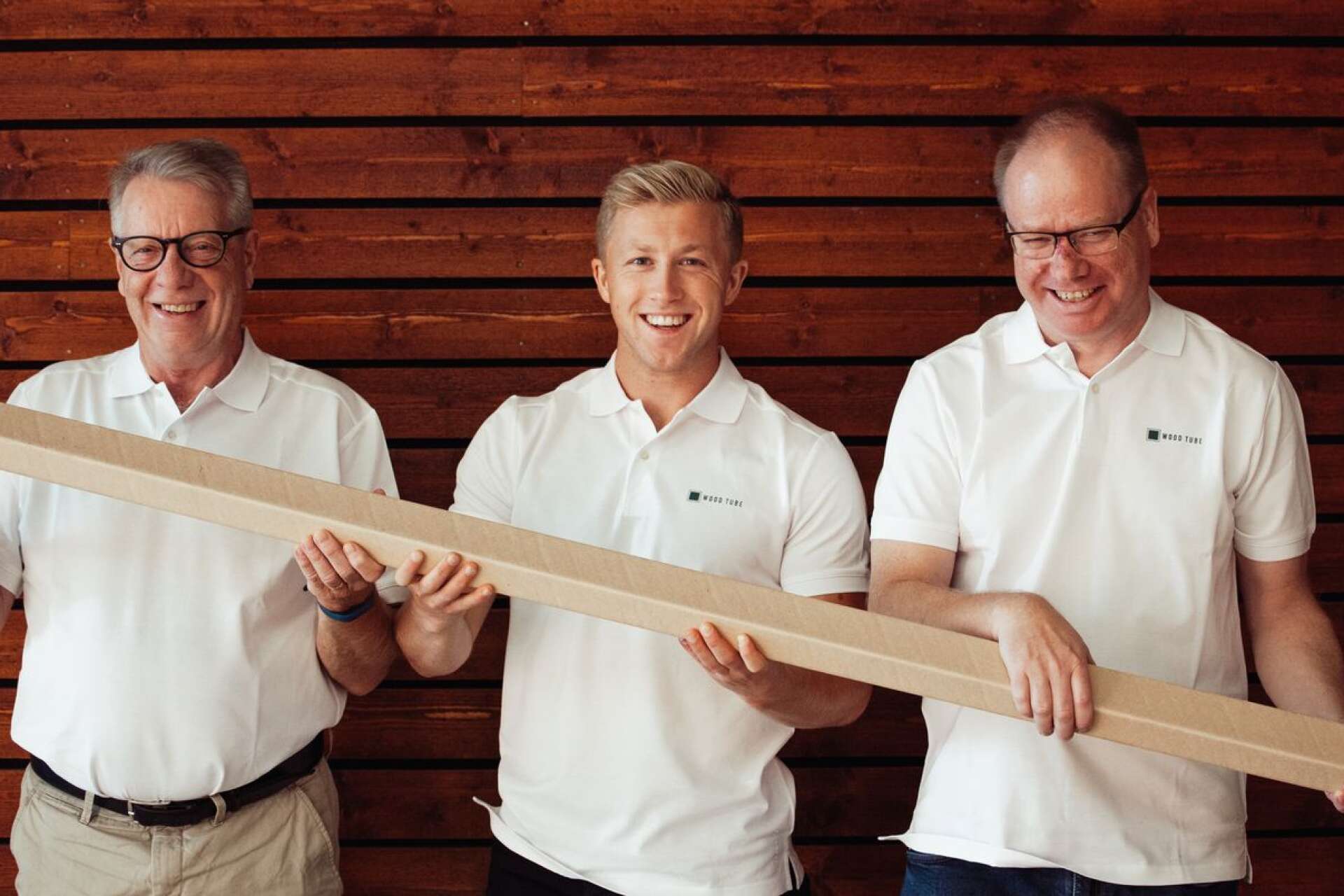 En stor seger för innovatörerna bakom Wood tube, Kurt Härdig och Patrik Kempe. I mitten marknadschefen Tobias Söderbom Olsson.