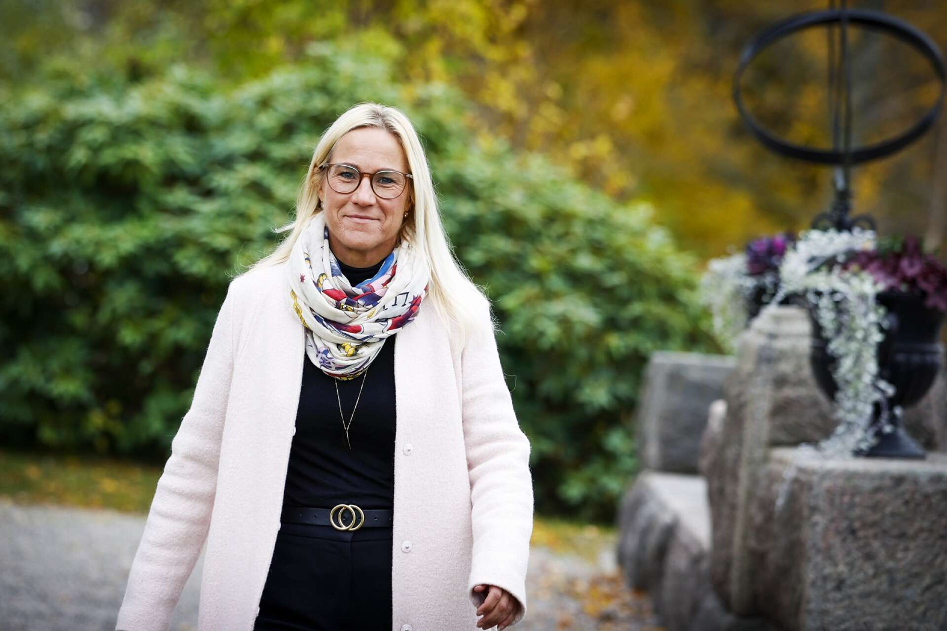 Åsa Johansson berömmer Fredrik Larsson för att moderaten lyckats hålla ihop Värmlandssamverkans sex partier i tolv år. Själv ville hon begränsa sin majoritet till tre partier.