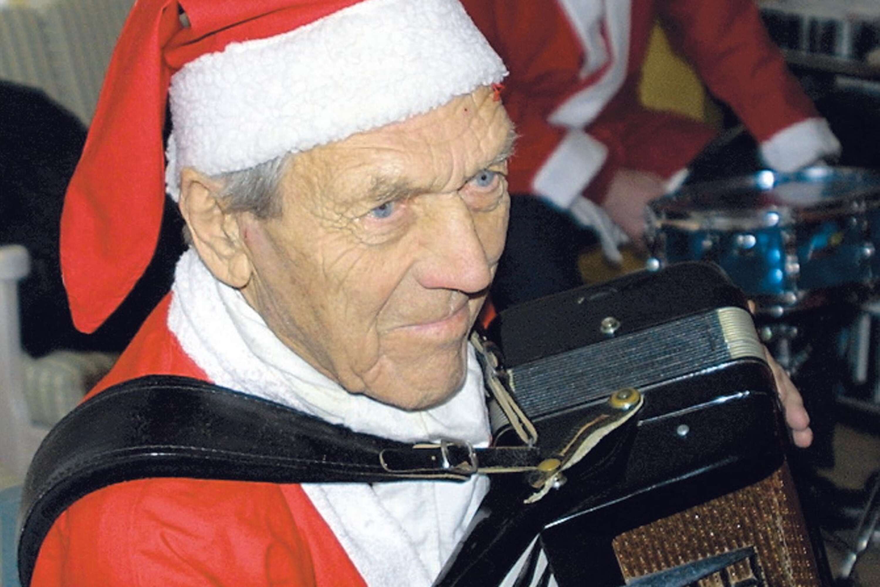 Inte mindre än 54 gånger kom Sven Gustafsson med sitt dragspel för att ansluta till Sifhällatomtarna på julaftonen. 