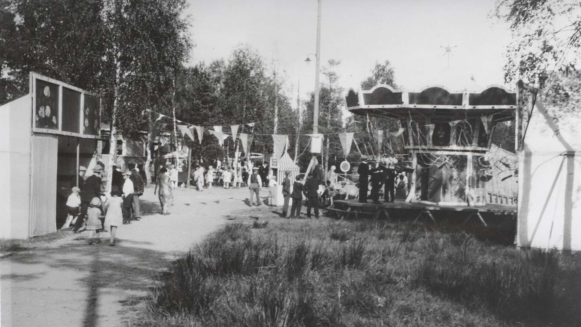 Cirkusen kom till Skoghall och slog sig ned i parken, till glädje för många, inte minst den yngre generationen. Okänt årtal.
