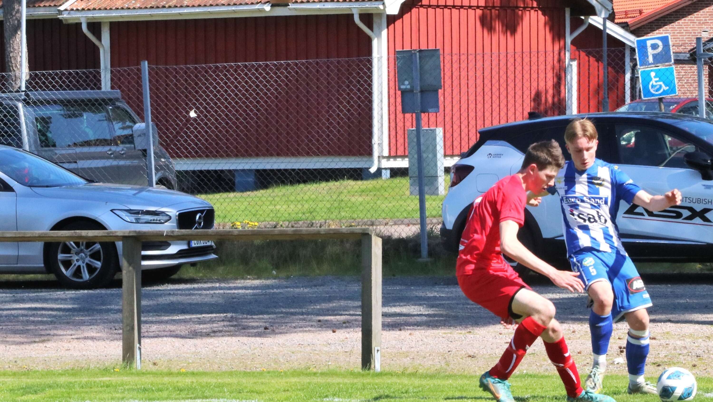 Åmålskamraternas Albin Carlsson försöker hitta ett inläggsläge vid offensiv hörnflagga. Han stoppas av Färgelandas Elias Gunberg.