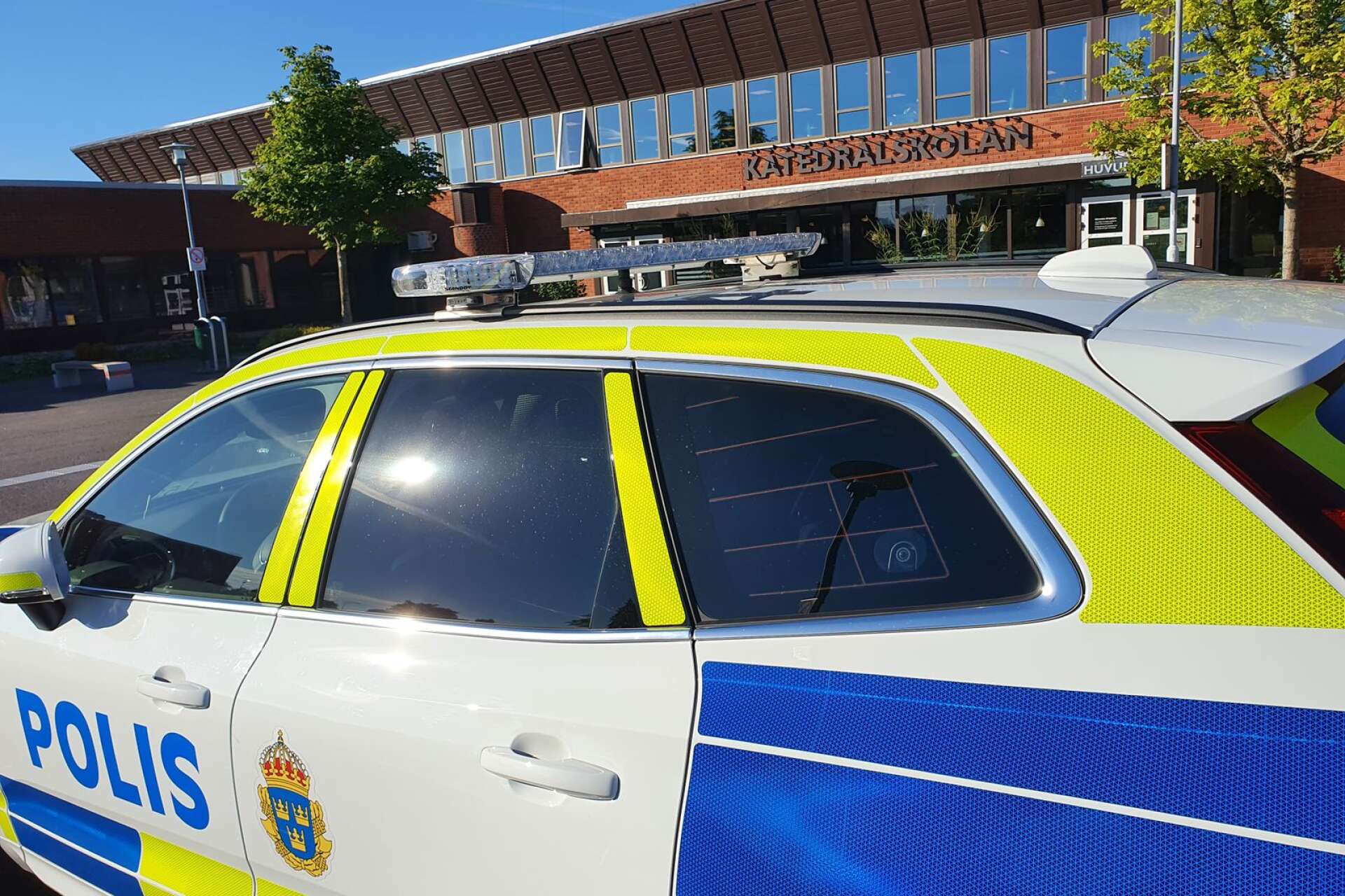 Polisen var på plats på Katedralskolan i Skara i trygghetsskapande syfte morgonen efter den hotfulla situationen.