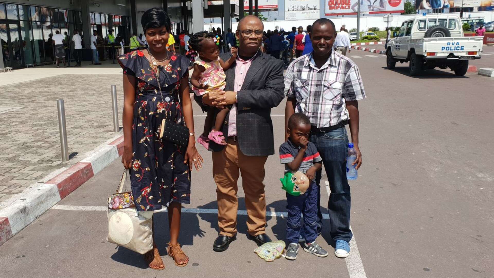 I december reste Etienne Havugimana (i mitten) till Kongo för att träffa sina söner för första gången på 14 år, och svärdottern och barnbarnen för första gången någonsin.