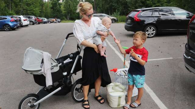På parkeringen vid Sandviken var Sanna Larsson och sönerna Frank, fem år, och Harry, fyra månader, i färd med att packa med sol- och badförnödenheter.