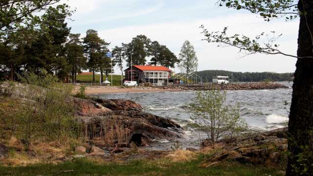 Sommaren har anlänt till Åmål. Årets första bad på Örnäs är avklarat.