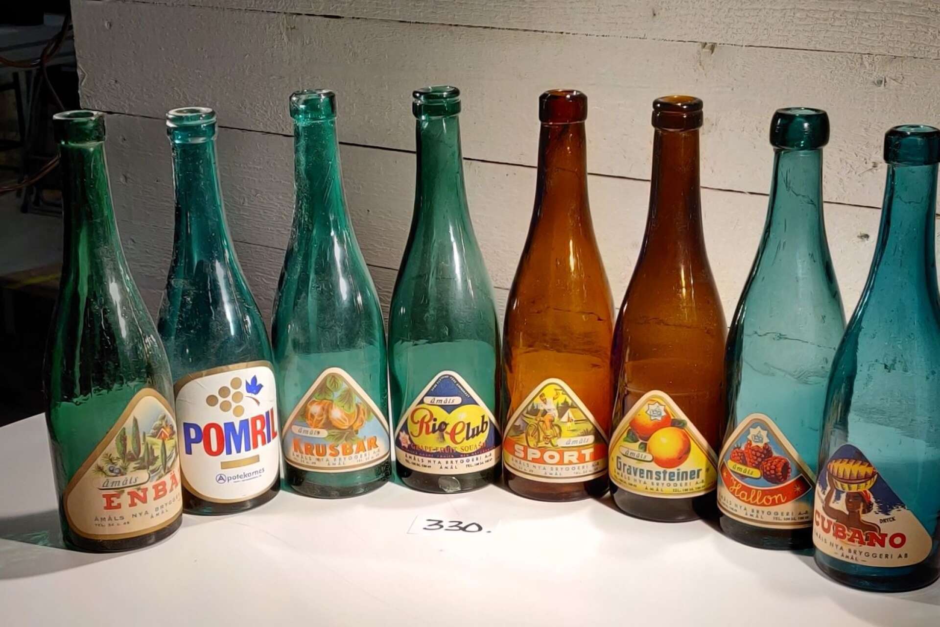 En låda med åtta drickflaskor med etiketter från Åmåls bryggeri är ett av de 600 utropen.