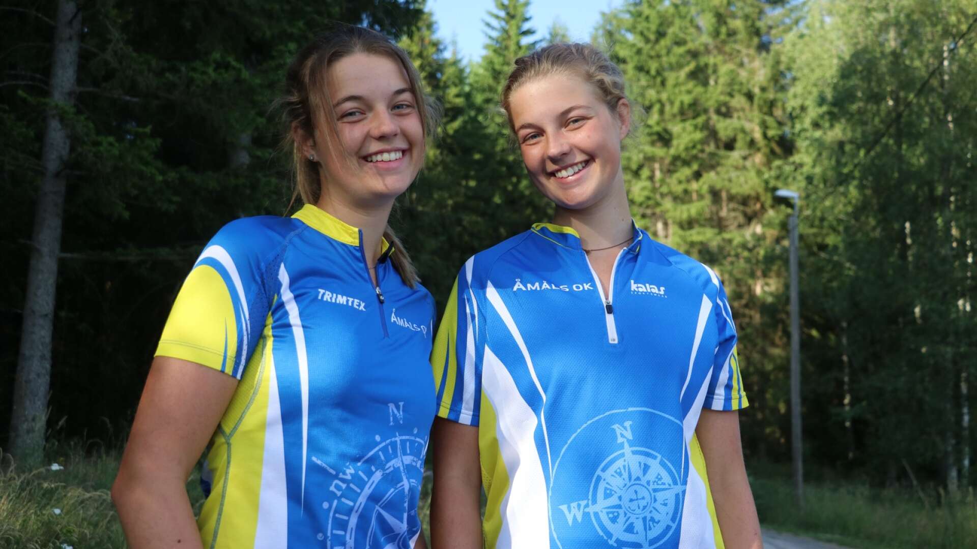 Erika Källvik Leufvén (t.v) och Johanna Källvik Leufvén sprang masstart i Norgescup.