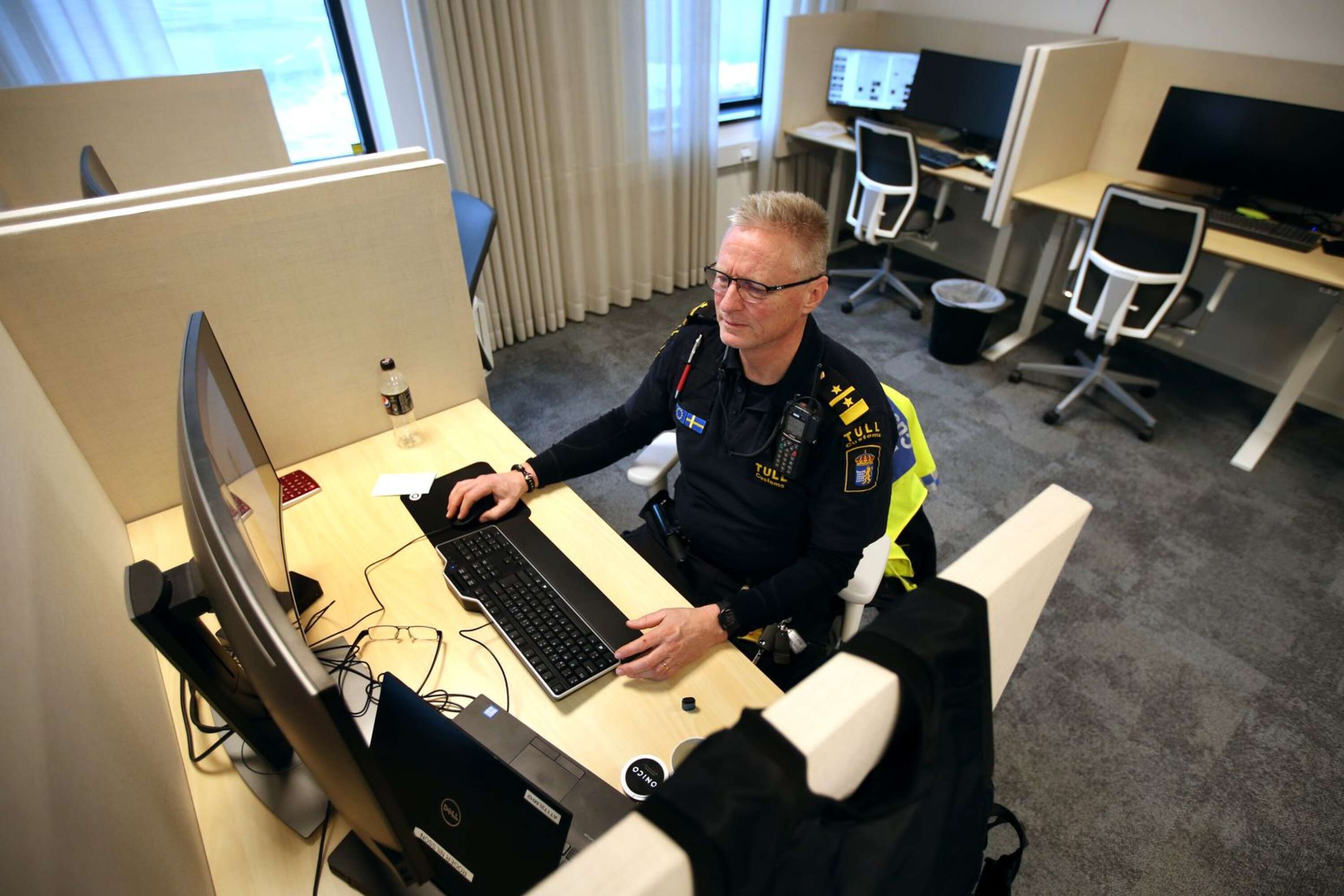 Sedan sommaren 2020 har tullen i Hån nya lokaler. Det uppskattas av personalen. Här arbetar Roger Nilsson i det aktivitetsbaserade kontorslandskapet.