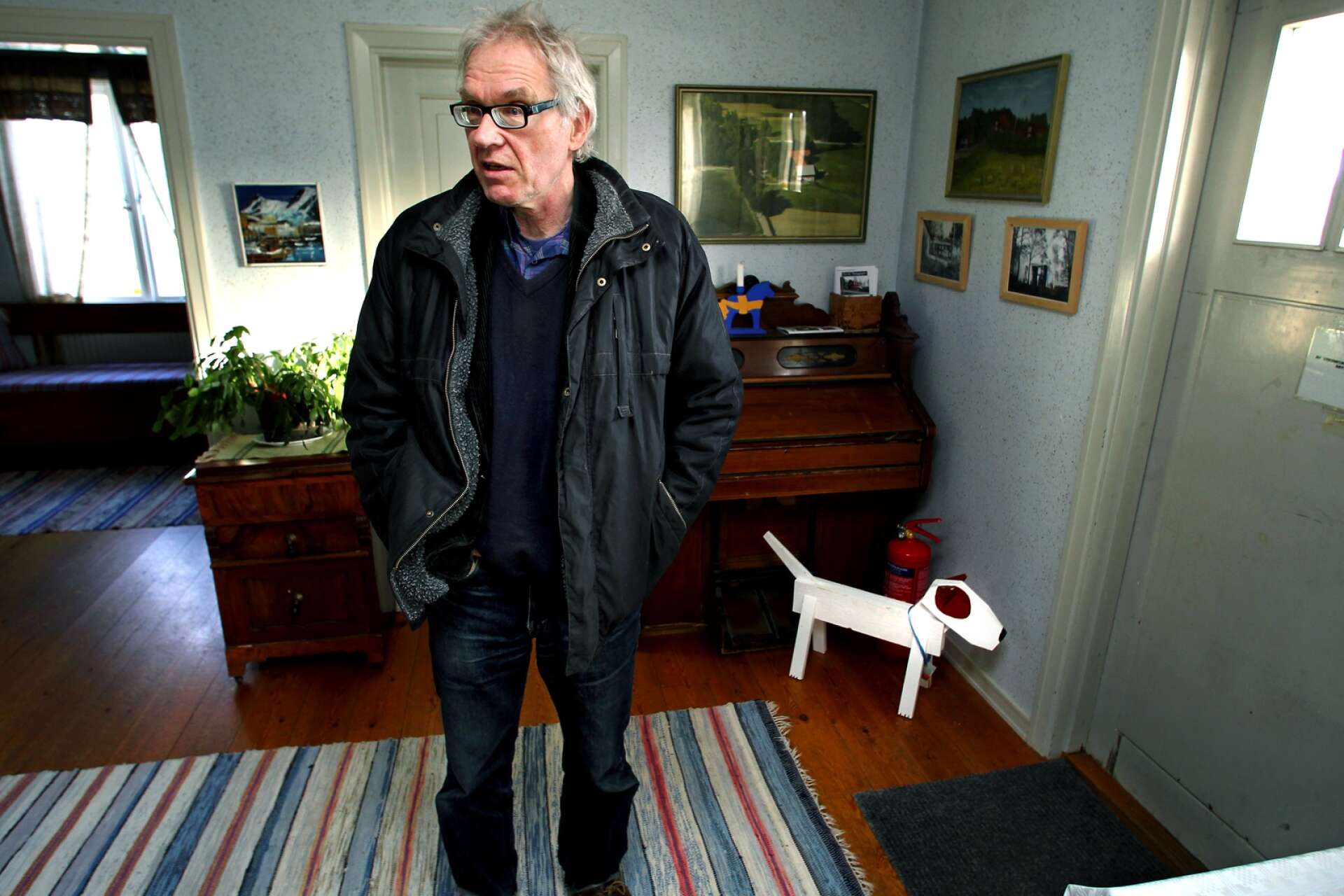 Konstnären Lars Vilks på besök i Tälleruds hembygdsgård där han 2007 skulle ställa ut rondellhundsbilden.