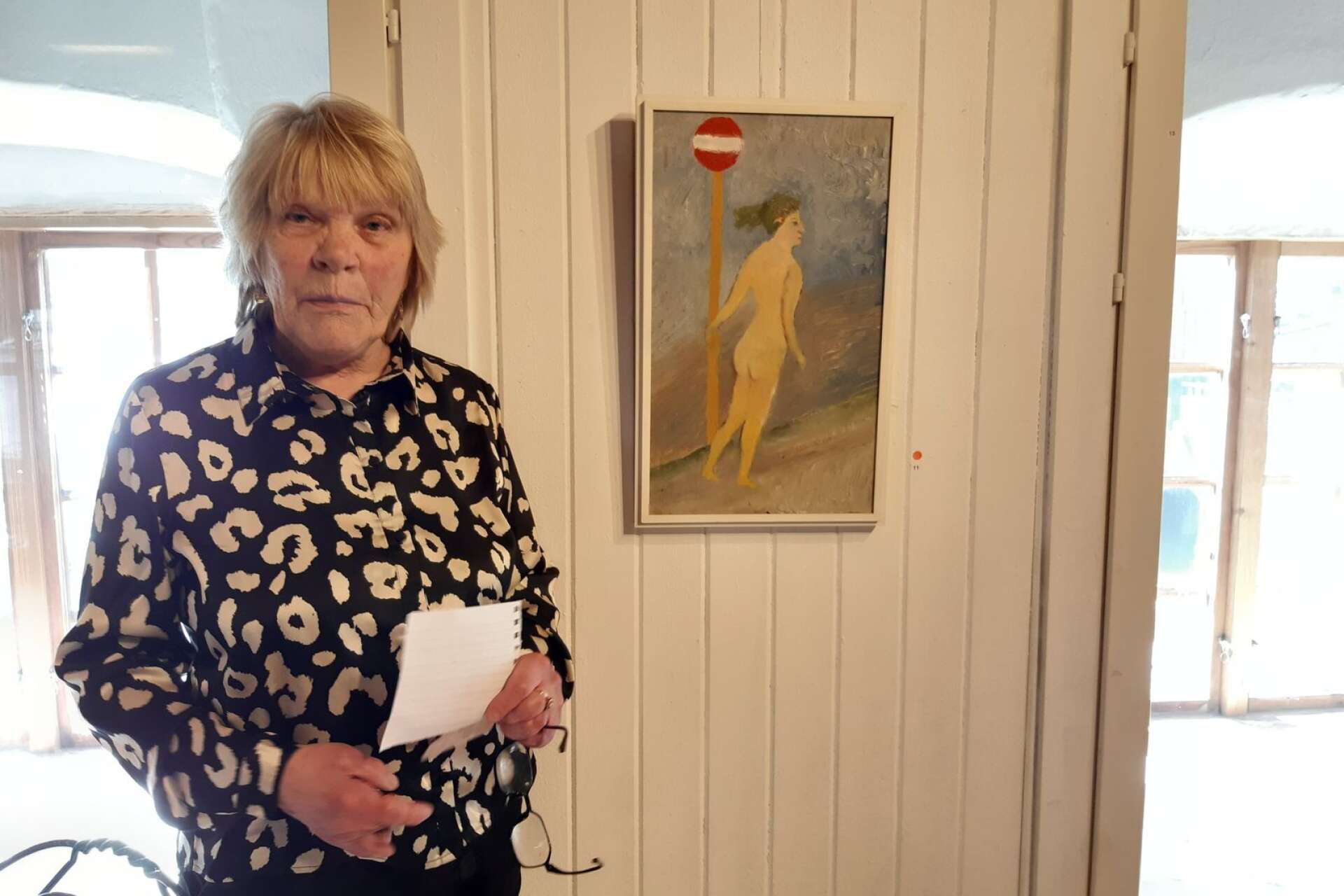 Ulla Grönqvist arbetade på Kvarnen under vernissagen och även hon inhandlade en tavla.