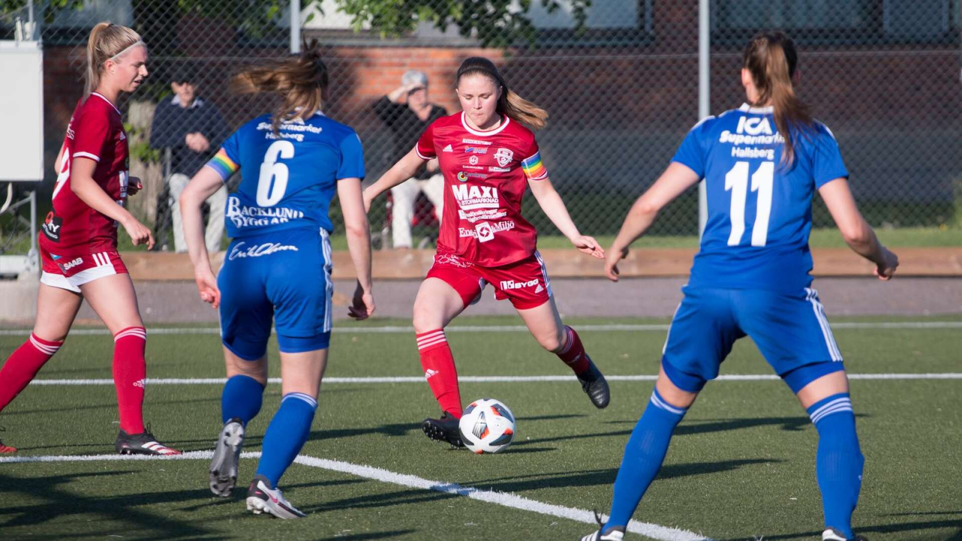 RIK Karlskoga-kaptenen Viktoria Ström uppvaktas av flera klubbar. 