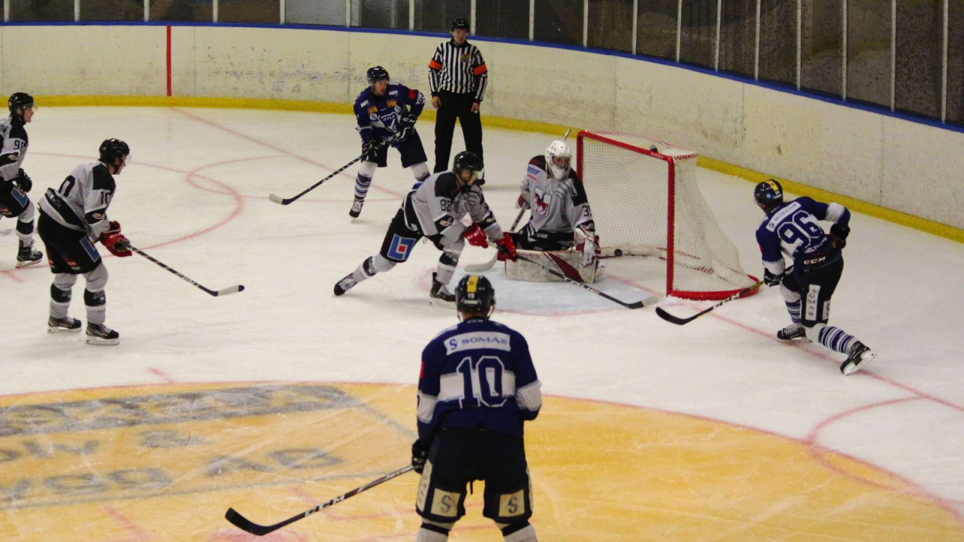 Den 26 september är det dags för seriestart i HockeyTvåan - den 29 september spelas första matchen i Somashallen. Säffle HC:s premiär, den 26:e, spelas borta mot Filipstad. Bilden är från förra säsongens träningsmatch mot Filipstad.