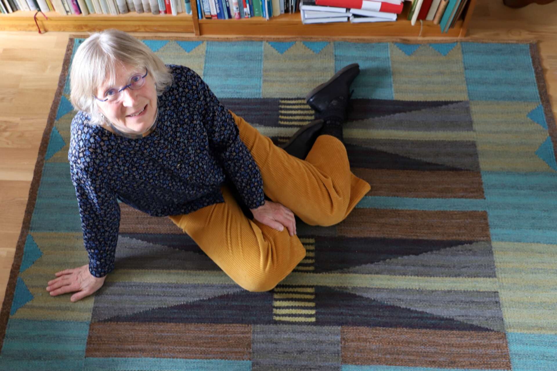 Elsa Hallbäck har skrivit en bok om textilkonstnären Ethel Halvarsson.