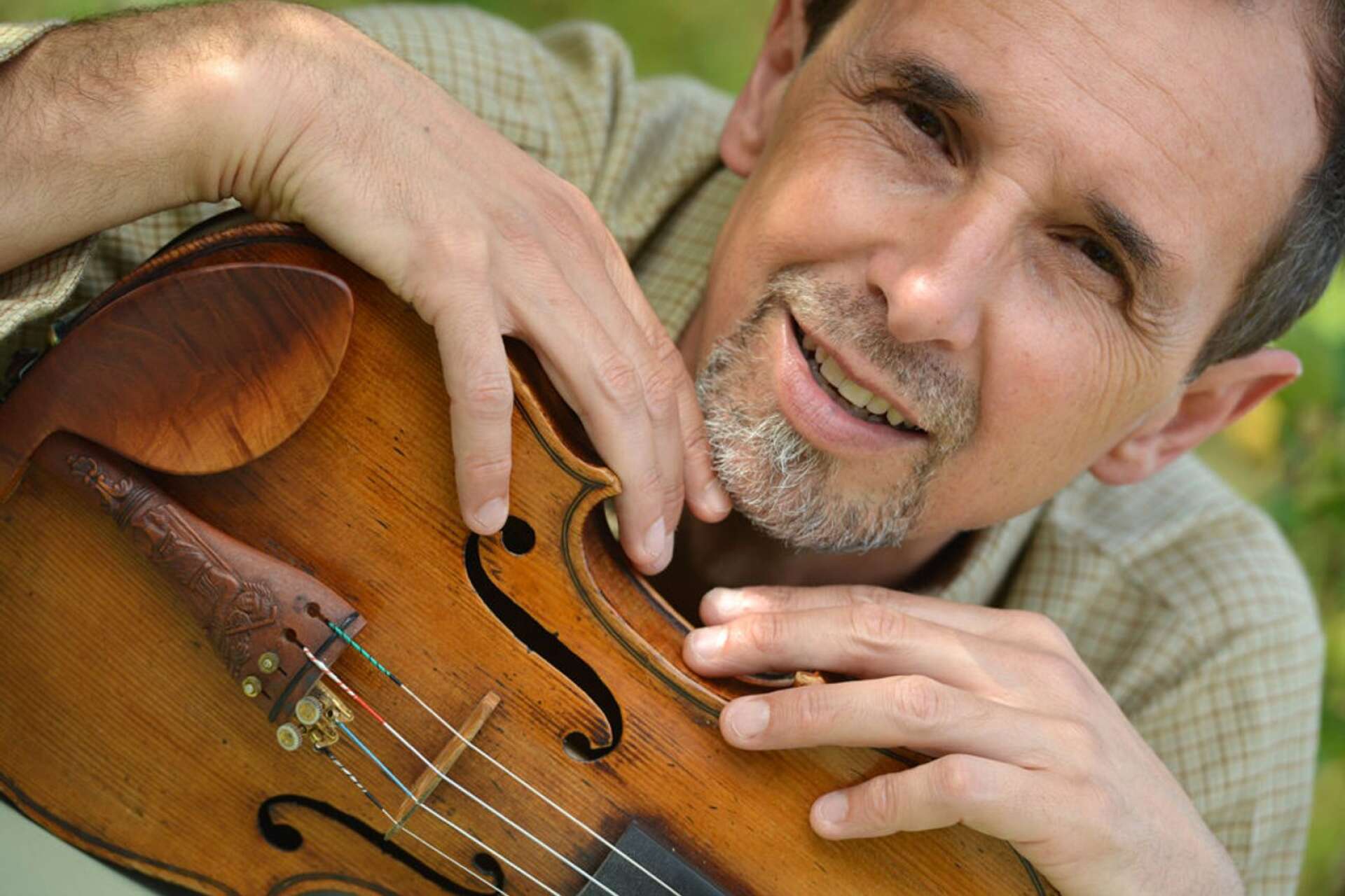 Den franske violinisten Gilles Apap bor i Kalifornien men är ute på världsturné - då är Utterbyn, Torsby, ett av stoppen.