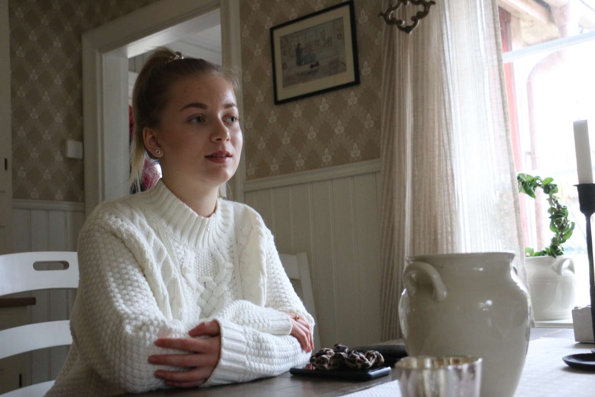 Maja Eriksson har blivit mobbad under stora delar av sin tid i grundskolan.Hon berättar om stödet hon fått men även den avundsjuka och ryktesspridning som uppstått.