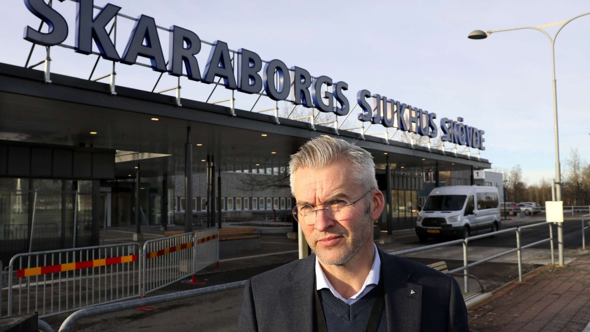 Politikerna sätter nu ännu hårdare press på Stellan Ahlström, sjukhusdirektör. Nu måste han öka takten i sparåtgärderna.