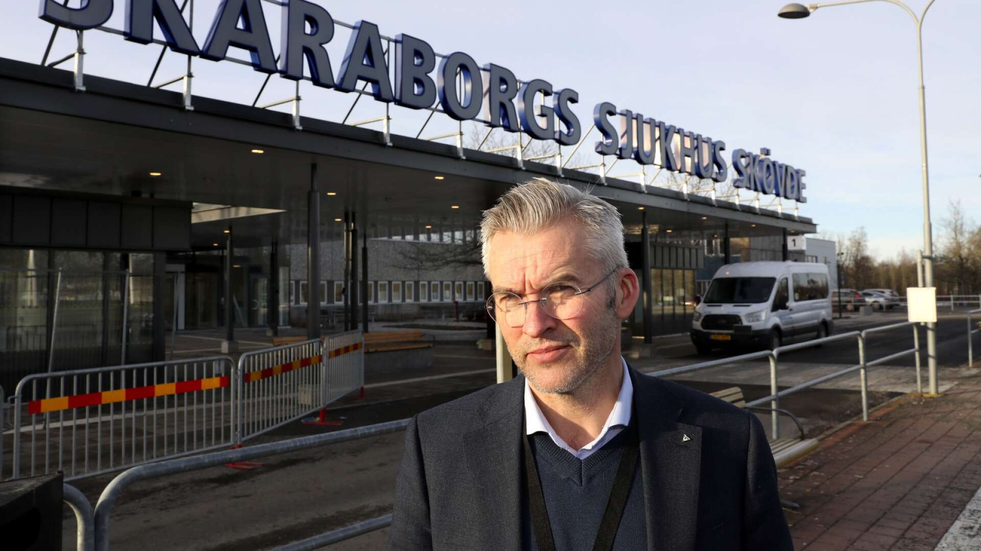 Politikerna sätter nu ännu hårdare press på Stellan Ahlström, sjukhusdirektör. Nu måste han öka takten i sparåtgärderna.