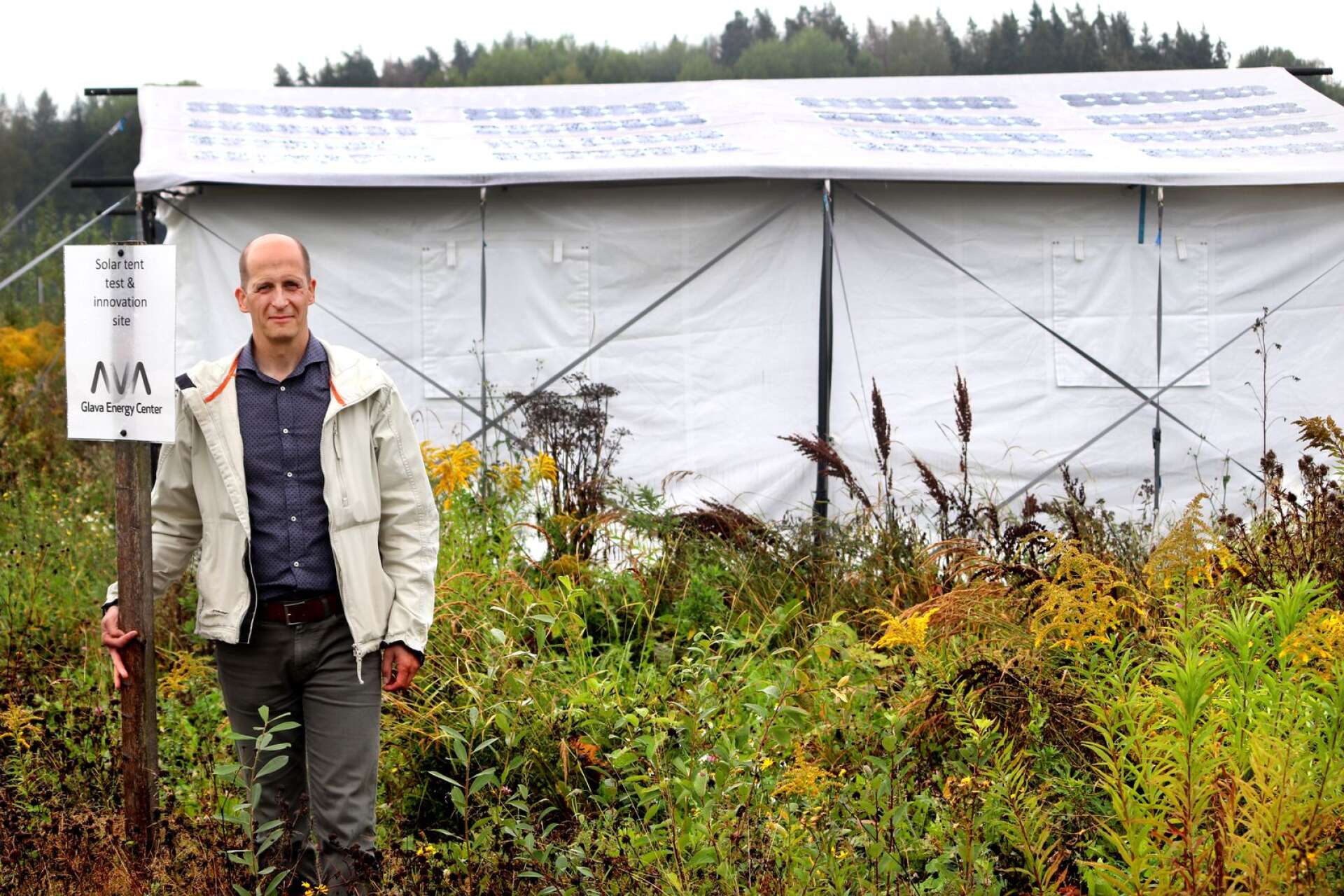 Ett unikt tält - klätt med solceller på taket. Enligt Magnus Nilsson är de två tält man har i Glava energy center de enda i världen med inbyggda solceller. Det här tältet är av den modell som MSB använder i bland annat flyktingläger.